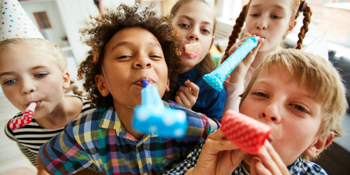 Kindergeburtstag ohne Chaos: Bewegungsspiele f&uuml;r drinnen & draussen