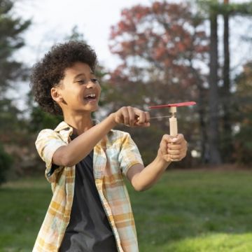 Fliegender Propeller aus Holz, Huckleberry