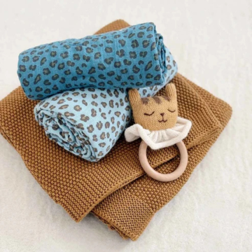 Swaddle M Bianca, Mini Leopard Blaues Jeans Graou, Rose in April